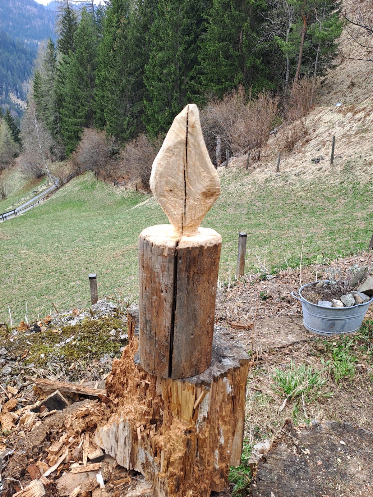 Geschnitzter Baumstumpf an einem Hang im Garten