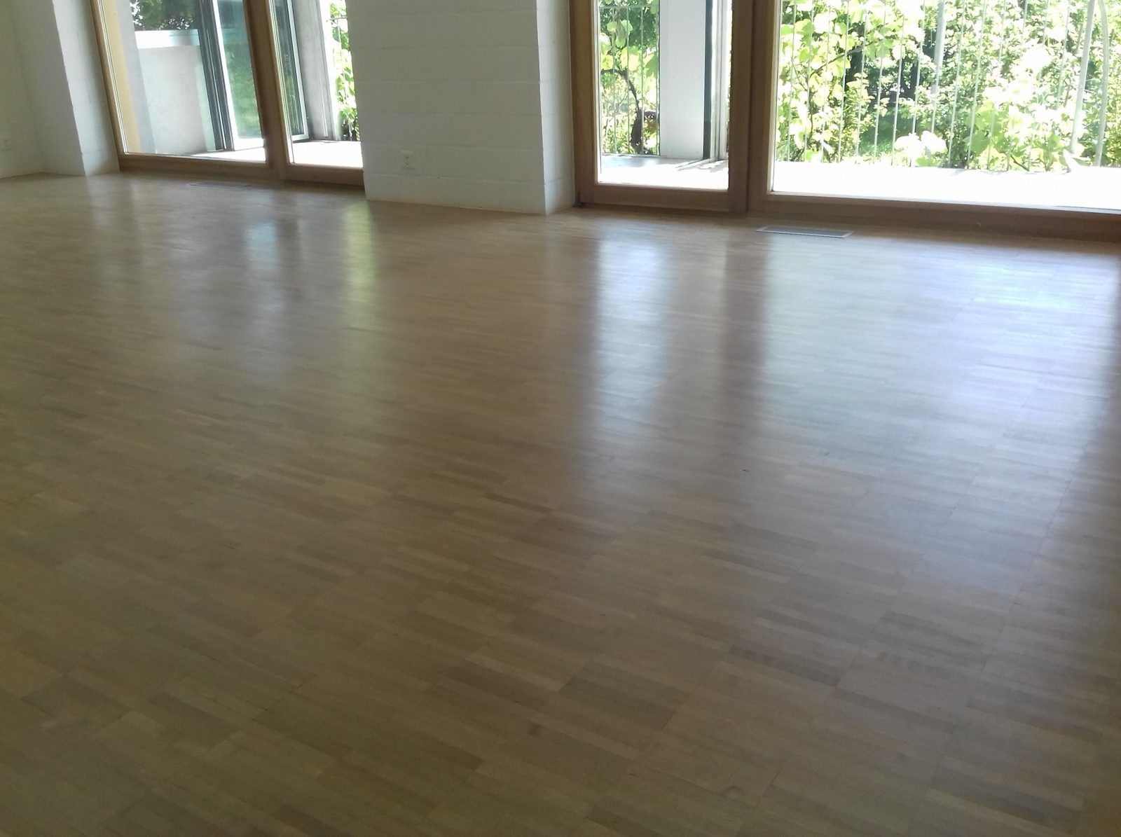 Heller Raum mit neu verlegtem Parkett