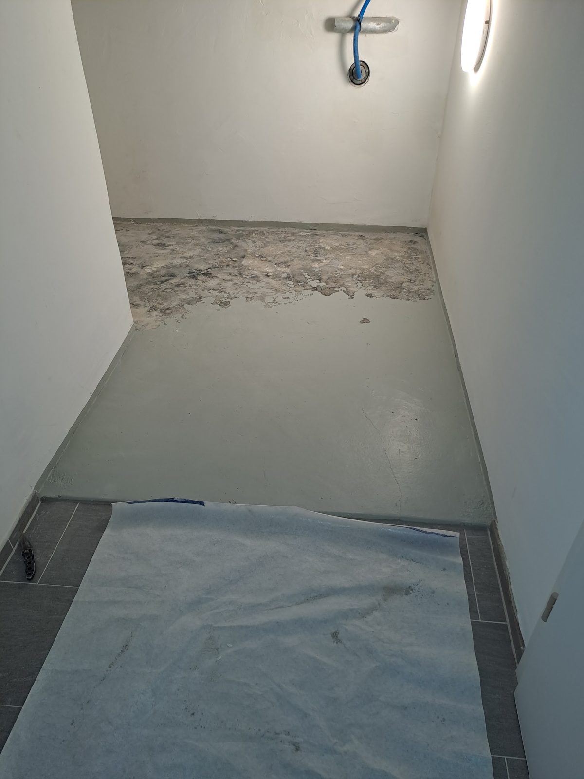 Badezimmer im Umbau mit abgedecktem Boden