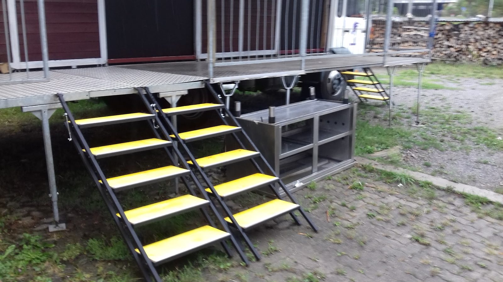 Treppe und Podest mit gelben Stufenkanten