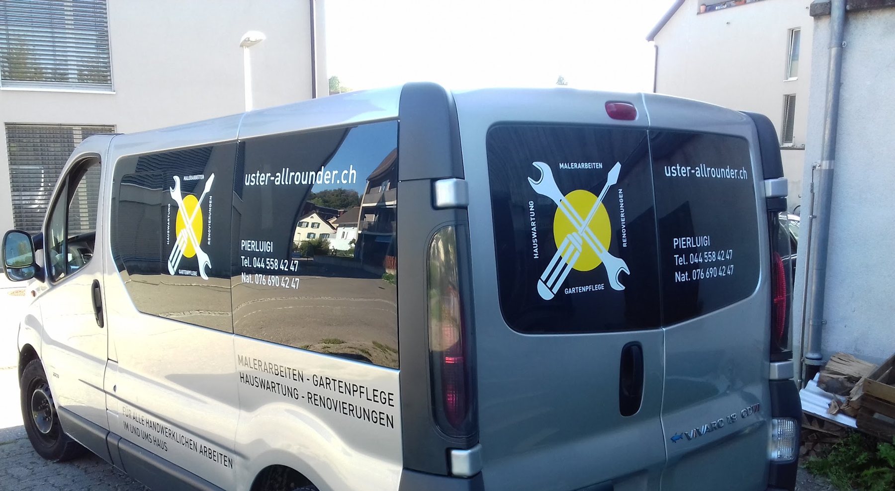 Firmenbus der Uster Allrounder GmbH mit Logo und der Aufschrift Malerarbeiten, Gartenpflege, Hauswartung, Renovierungen